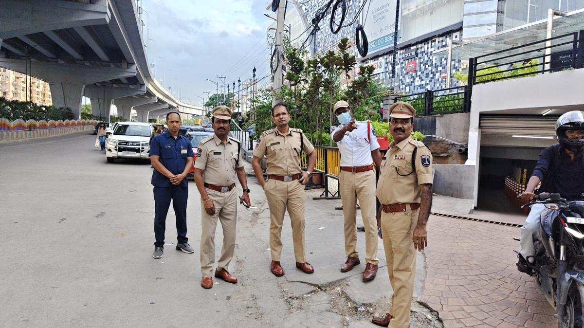 సైబరాబాద్ జాయింట్ కమీషనర్ ఆఫ్ పోలీస్ (ట్రాఫిక్) సన్‌ప్రీత్ సింగ్, గచ్చిబౌలి ట్రాఫిక్ విభాగానికి చెందిన అధికారులతో కలిసి జూలై 6, 2026న ప్రాంగణాన్ని పరిశీలిస్తున్నారు.